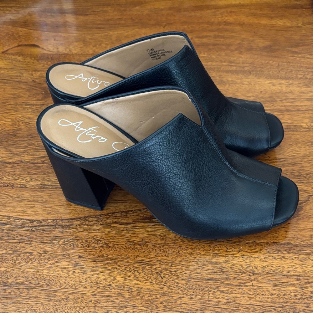 Arturo Chiang Black Peep-Toe Leather Mules